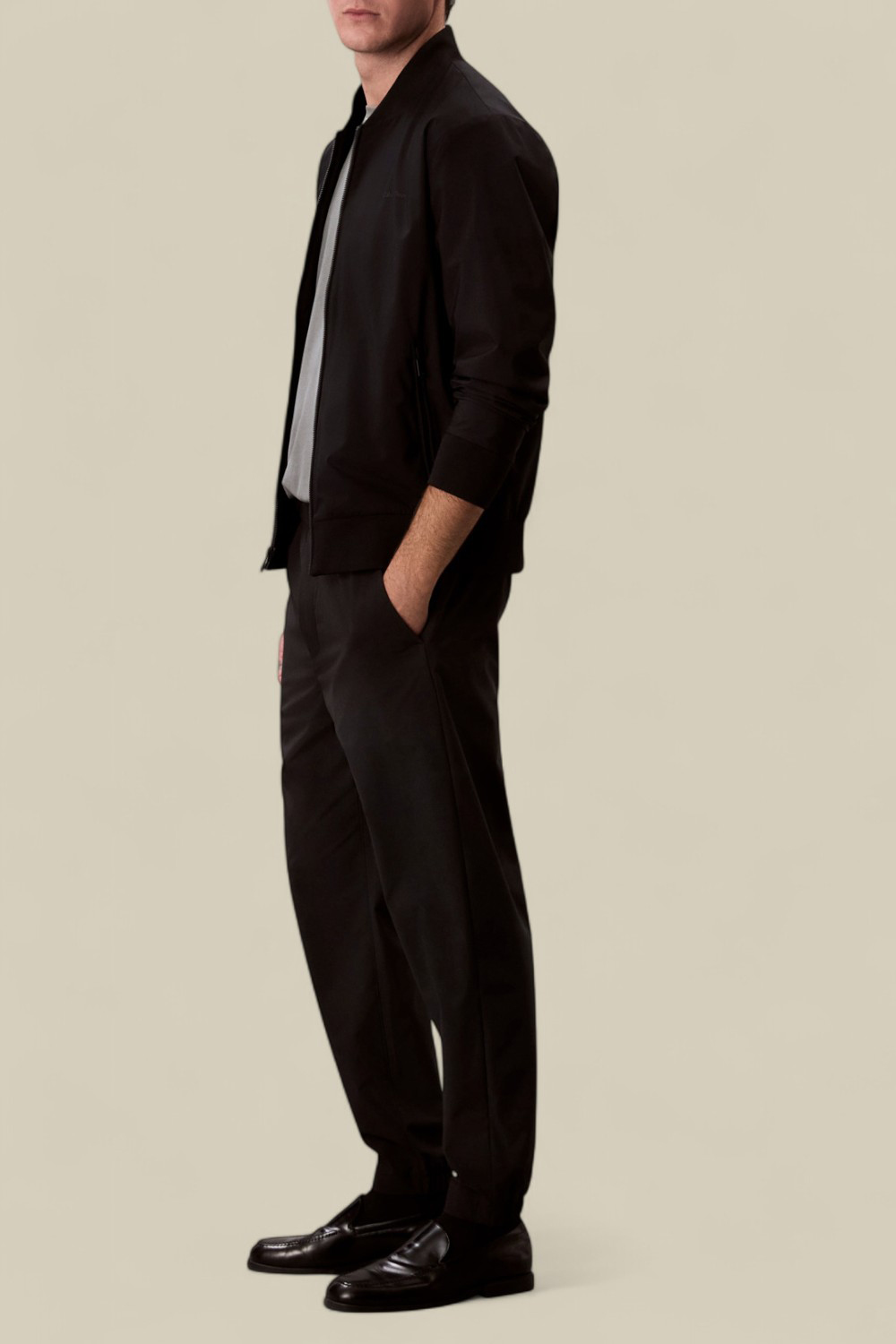 תמונת כל הלוק של מכנסיים ארוכים סלים פיט